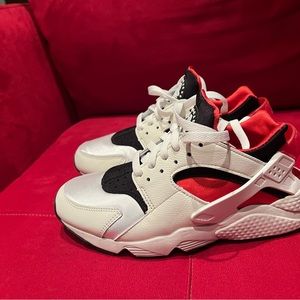 Women Nike huarache size 8